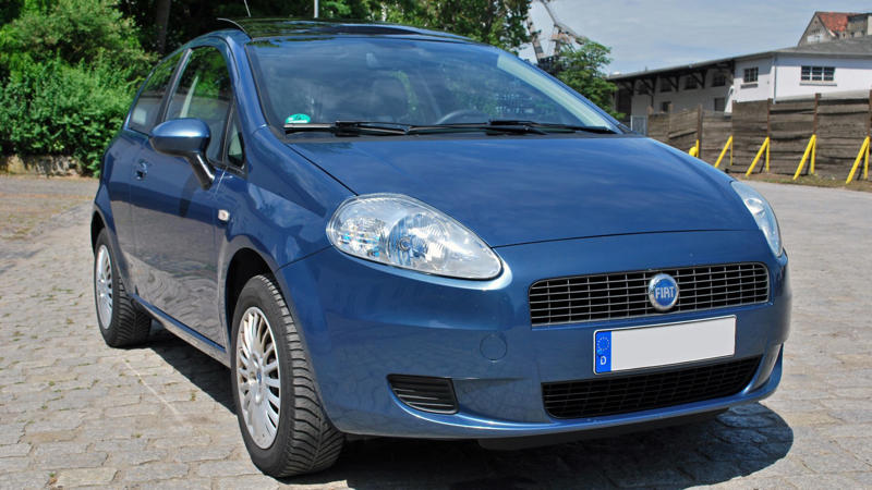 7. Daniel Radcliffe’s Fiat Grande Punto 1. Cameron Diaz’s Toyota Prius, 2. Kristen Stewart’s Mini Cooper, 3. Shia LaBeouf’s Ford F-150, 4. Clint Eastwood’s GMC Typhoon, 5. Keanu Reeves’ Volvo 122, 6. Jennifer Lawrence’s Volkswagen Eos, 7. Daniel Radcliffe’s Fiat Grande Punto, 8. Leonardo DiCaprio’s Fisker Karma, 9. Mark Zuckerberg’s Acura TSX, 10. Ron Artest’s Hyundai Genesis, 1. Post Malone’s White Bugatti Chiron, 2. Kim Kardashian’s Custom Rolls-Royce, 3. Floyd Mayweather’s Bugatti Fleet, 4. Kylie Jenner’s Lamborghini Aventador, 5. Drake’s Mercedes-Maybach, 6. Simon Cowell’s Bentley Lineup, 7. Rick Ross’s Car Show Collection, 8. Travis Scott’s Rare Ferraris, 9. Beyoncé’s Rolls-Royce Silver Cloud, 10. Cristiano Ronaldo’s Bugatti Centodieci