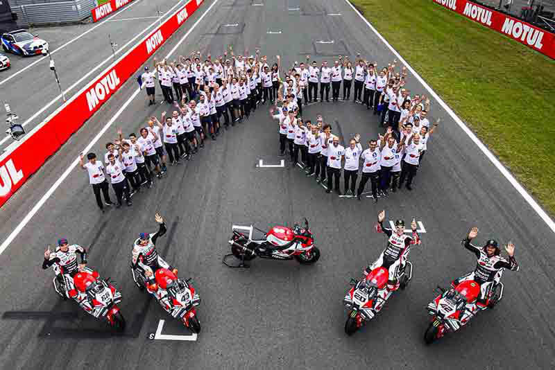 パオロ・パヴェジオ（Yamaha Motor Racing マネージング・ディレクター）, ファビオ・クアルタラロ選手（Monster Energy Yamaha MotoGP）, アレックス・リンス選手（Monster Energy Yamaha MotoGP）, パオロ・カンピノーティ（Prima Pramac Yamaha MotoGP チーム代表）, ジャック・ミラー選手（Prima Pramac Yamaha MotoGP）, ミゲール・オリベイラ選手（Prima Pramac Yamaha MotoGP）