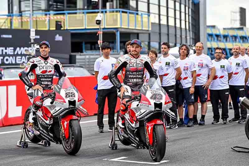 パオロ・パヴェジオ（Yamaha Motor Racing マネージング・ディレクター）, ファビオ・クアルタラロ選手（Monster Energy Yamaha MotoGP）, アレックス・リンス選手（Monster Energy Yamaha MotoGP）, パオロ・カンピノーティ（Prima Pramac Yamaha MotoGP チーム代表）, ジャック・ミラー選手（Prima Pramac Yamaha MotoGP）, ミゲール・オリベイラ選手（Prima Pramac Yamaha MotoGP）