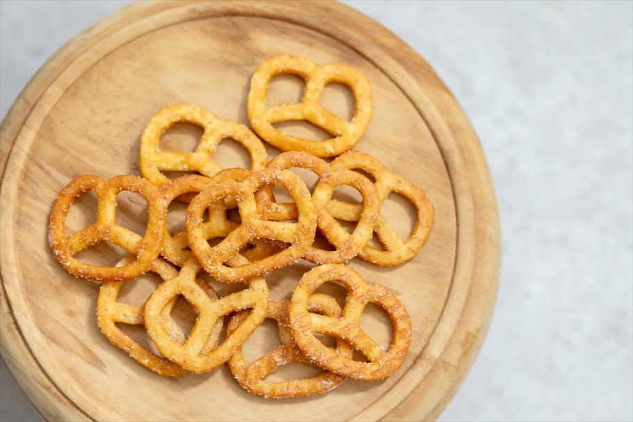 食欲をそそる香りの「プレッツェル レモンベーコン風味」, 大袋が欲しくなる「ポテトスティック 塩レモン」, 素朴な味わいがクセになる「ひよこ豆チップス トマト＆ライム味」, レモン×王道ナッツの「3種のミックスナッツ 塩レモン」