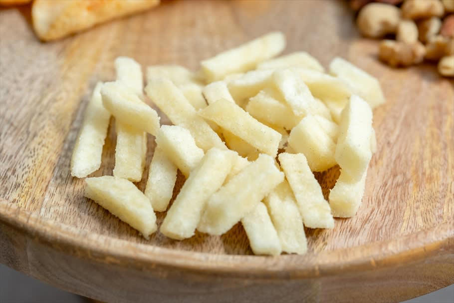 食欲をそそる香りの「プレッツェル レモンベーコン風味」, 大袋が欲しくなる「ポテトスティック 塩レモン」, 素朴な味わいがクセになる「ひよこ豆チップス トマト＆ライム味」, レモン×王道ナッツの「3種のミックスナッツ 塩レモン」