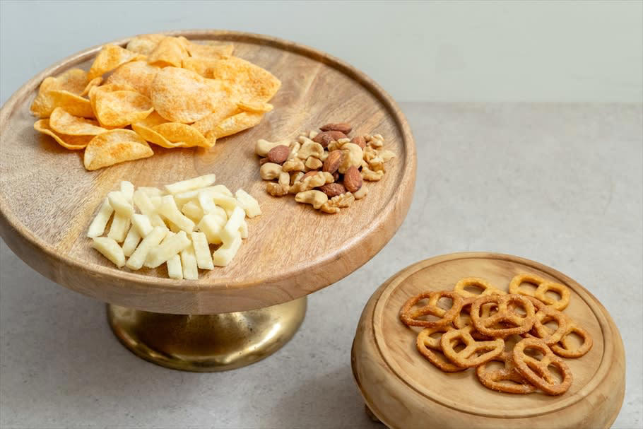 食欲をそそる香りの「プレッツェル レモンベーコン風味」, 大袋が欲しくなる「ポテトスティック 塩レモン」, 素朴な味わいがクセになる「ひよこ豆チップス トマト＆ライム味」, レモン×王道ナッツの「3種のミックスナッツ 塩レモン」