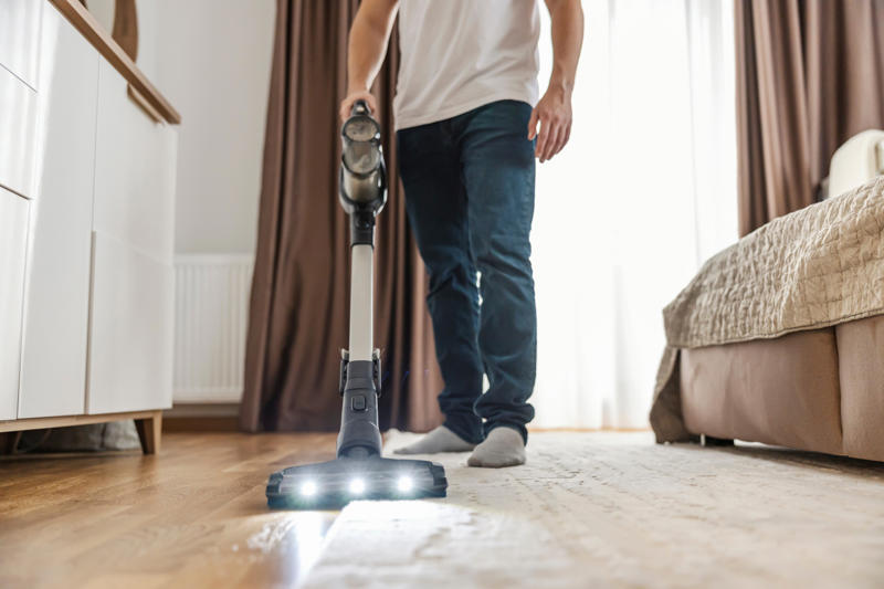 Dust or mold in the bedroom Sleeping position, Dust and mold, Humidifiers, Sleeping with a pet nearby, Indoor pollen, Symptoms can make it difficult, Dust or mold in the bedroom, Use HEPA purifiers, Close your windows, Allergy medications, Time of day that allergies peak