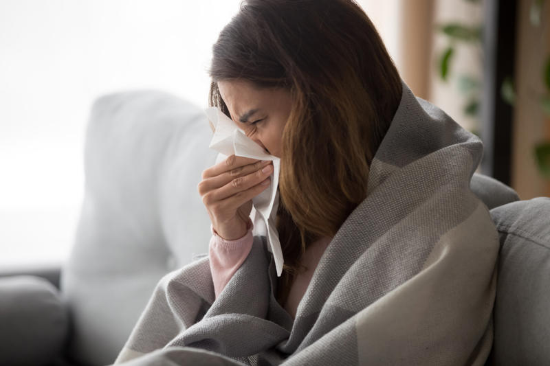 Time of day that allergies peak Sleeping position, Dust and mold, Humidifiers, Sleeping with a pet nearby, Indoor pollen, Symptoms can make it difficult, Dust or mold in the bedroom, Use HEPA purifiers, Close your windows, Allergy medications, Time of day that allergies peak