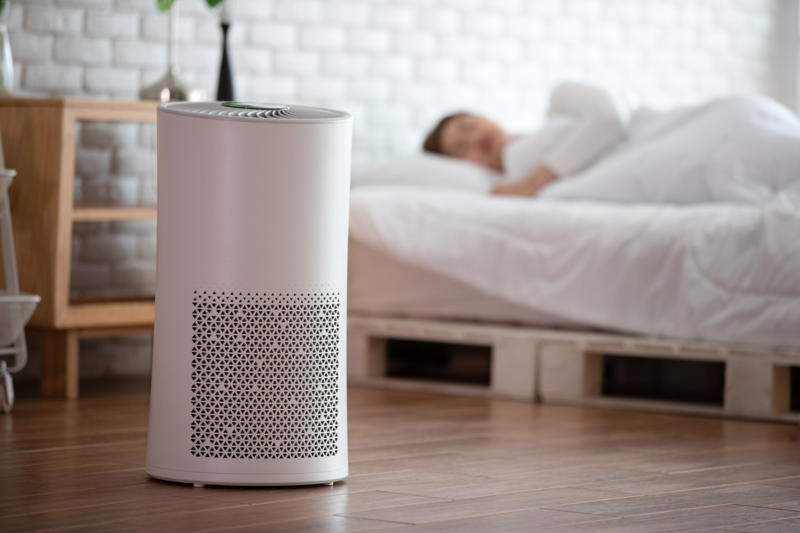 Use HEPA purifiers Sleeping position, Dust and mold, Humidifiers, Sleeping with a pet nearby, Indoor pollen, Symptoms can make it difficult, Dust or mold in the bedroom, Use HEPA purifiers, Close your windows, Allergy medications, Time of day that allergies peak