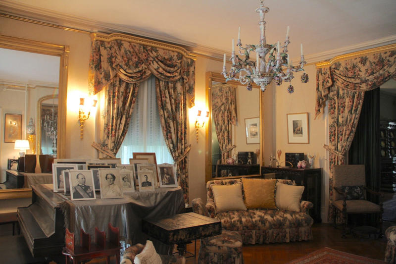 The stables still featured the names of the Roosevelt family's horses., In the Library, Roosevelt met with world leaders and dignitaries., Another guest room was used by his political advisors., Roosevelt was born in the Blue Room on January 30, 1882., Growing up, Roosevelt slept in this bedroom until he married Eleanor in 1905., Roosevelt's bedroom windows featured views of the Hudson River.