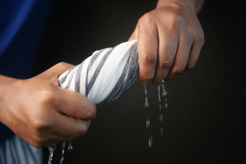 What constitutes a strong grip?, Dangers of a weak grip, What grip strength means for overall health, Essential for performing everyday tasks, Helps with day-to-day tasks, Other examples of a pinch grip, The crush grip, Measuring grip strength, Nerve damage, Nutritional deficiencies, Limits daily routine, How can you improve grip strength?, Wet towel wrings, Dead hangs