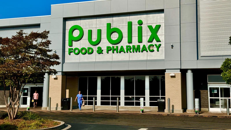 1. Trader Joe's, 2. Costco, 3. Walmart, 4. WinCo Foods, 6. FoodMaxx, 7. Food Lion, 8. Grocery Outlet, 9. Meijer, 10. Price Rite, 1. Whole Foods, 2. The Fresh Market, 3. Erewhon, 4. Publix, 5. Gelson's Markets, 6. Eataly, 7. Harris Teeter, 8. Natural Grocers, 9. ACME Markets, 10. Bristol Farms