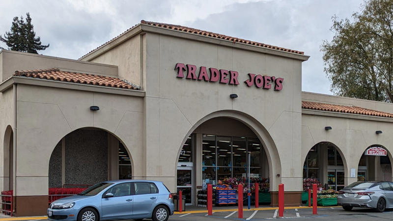 1. Trader Joe's, 2. Costco, 3. Walmart, 4. WinCo Foods, 6. FoodMaxx, 7. Food Lion, 8. Grocery Outlet, 9. Meijer, 10. Price Rite, 1. Whole Foods, 2. The Fresh Market, 3. Erewhon, 4. Publix, 5. Gelson's Markets, 6. Eataly, 7. Harris Teeter, 8. Natural Grocers, 9. ACME Markets, 10. Bristol Farms