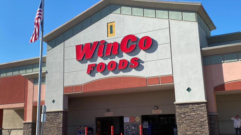 1. Trader Joe's, 2. Costco, 3. Walmart, 4. WinCo Foods, 6. FoodMaxx, 7. Food Lion, 8. Grocery Outlet, 9. Meijer, 10. Price Rite, 1. Whole Foods, 2. The Fresh Market, 3. Erewhon, 4. Publix, 5. Gelson's Markets, 6. Eataly, 7. Harris Teeter, 8. Natural Grocers, 9. ACME Markets, 10. Bristol Farms