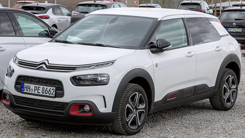 20. Citroën C4 Cactus 1. Chevrolet Onix, 2. Nissan Versa, 3. Volkswagen Gol, 4. Renault Kwid, 5. Toyota Hilux, 6. Fiat Argo, 7. Chevrolet Tracker, 8. Hyundai HB20, 9. Ford Ranger, 10. Jeep Renegade, 11. Toyota Corolla Cross, 12. Peugeot 208, 13. Volkswagen T-Cross, 14. Renault Sandero, 15. Fiat Cronos, 16. Toyota Yaris, 17. Kia Seltos, 18. Mitsubishi L200, 19. Honda HR-V, 20. Citroën C4 Cactus