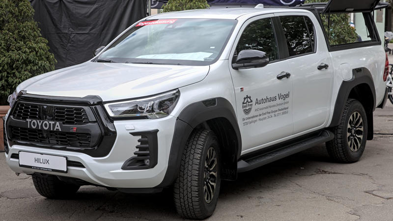 1. Ford Super Duty (F-250/F-350), 2. Tesla Cybertruck, 3. Ram HD With G56 Manual (2006–2018), 4. Lincoln Blackwood (2002 Only), 5. Ford 10R80-Equipped Trucks (F-150, Ranger), 6. 2013 Ram 1500, 7. Volkswagen Amarok (2nd‑Gen), 8. Toyota Hilux GR Sport, 9. 2025 Toyota Tacoma (Hybrid), 10. 2024 Chevrolet Colorado Z71, 1. Ford Maverick (2022–Present), 2. Hyundai Santa Cruz (2025), 3. Mazda BT‑50 (2025), 4. Ford Ranger (2025), 5. Ford F‑150 Lightning (EV), 6. Nissan Frontier (2025), 7. Chevrolet Silverado 1500, 8. GMC Sierra 1500, 9. Toyota Tundra (2nd Gen, 2007–Present), 10. Rivian R1T (EV)