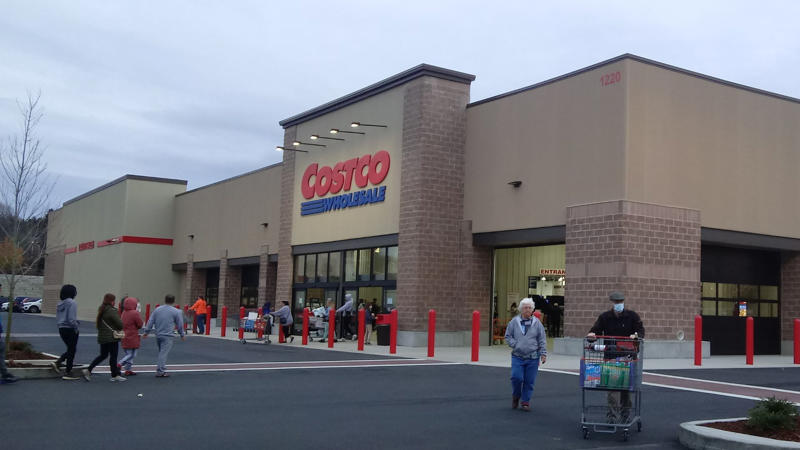1. Trader Joe's, 2. Costco, 3. Walmart, 4. WinCo Foods, 6. FoodMaxx, 7. Food Lion, 8. Grocery Outlet, 9. Meijer, 10. Price Rite, 1. Whole Foods, 2. The Fresh Market, 3. Erewhon, 4. Publix, 5. Gelson's Markets, 6. Eataly, 7. Harris Teeter, 8. Natural Grocers, 9. ACME Markets, 10. Bristol Farms