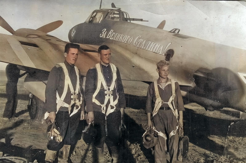 4: Petlyakov Pe-2 10: Bell P-39 Airacobra, 9: Ilyushin Il-4 (DB-3F), 9: Ilyushin Il-4, 8: Lavochkin La-5FN/ La-7, 7: Tupolev Tu-2, 6: Petlyakov Pe-8, 5: Polikarpov Po-2, 4: Petlyakov Pe-2, 3: Polikarpov I-16, 2: Yakovlev fighter series, 1: Ilyushin Il-2