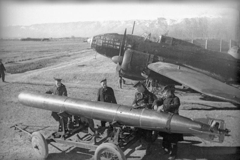 9: Ilyushin Il-4 (DB-3F) 10: Bell P-39 Airacobra, 9: Ilyushin Il-4 (DB-3F), 9: Ilyushin Il-4, 8: Lavochkin La-5FN/ La-7, 7: Tupolev Tu-2, 6: Petlyakov Pe-8, 5: Polikarpov Po-2, 4: Petlyakov Pe-2, 3: Polikarpov I-16, 2: Yakovlev fighter series, 1: Ilyushin Il-2