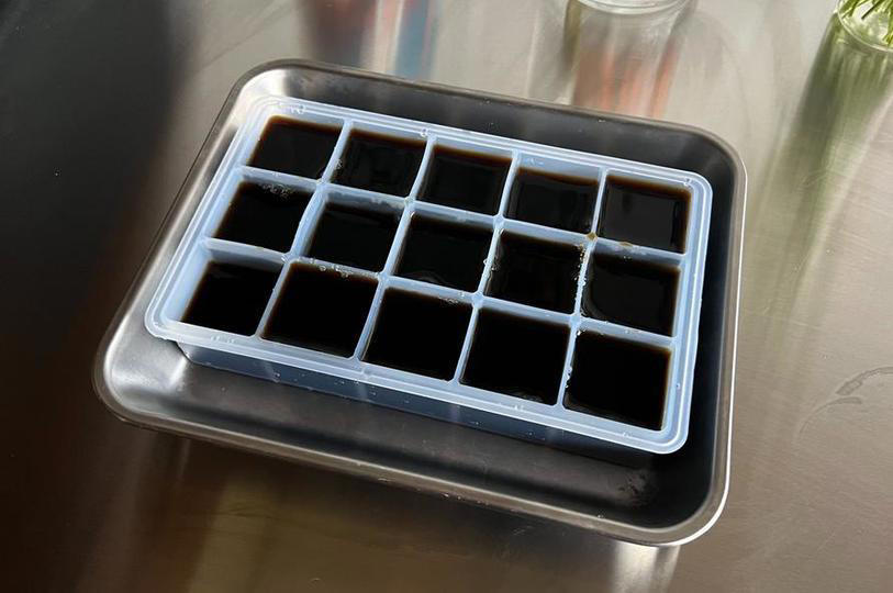 四角い氷が作れる製氷器, カクカクで見た目もきれい, ドリンク以外にも、使い方いろいろ, フタがあったらいいな, ドリンク作りがもっと楽しくなる