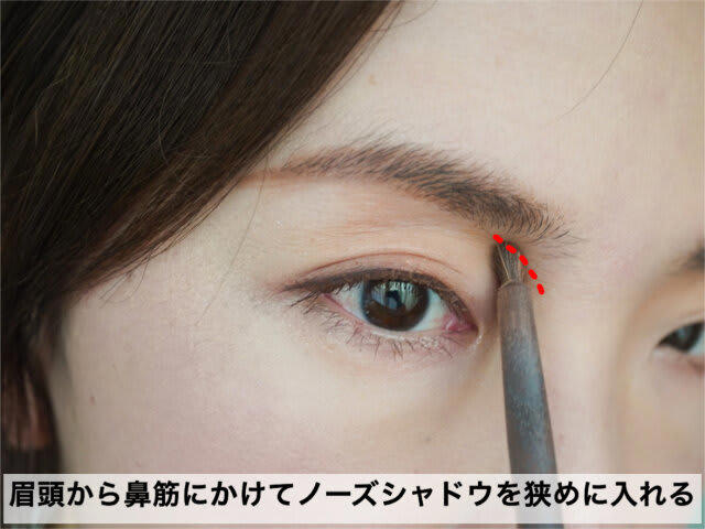 目と眉の距離が広いと柔らかく、狭いとキリッとした印象に, アイブロウペンシルで眉下を描いて太めにする, 眉下の目頭側2／3に影色を入れる, 眉頭から鼻筋に向かって影色を入れる