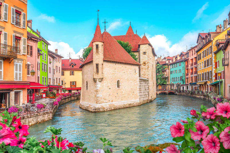 Best Hotels & Resorts, Best Things to Do, Best Restaurants, Best Time to Visit, How to Get There, Lake Annecy Villages to Visit, How to Get Around