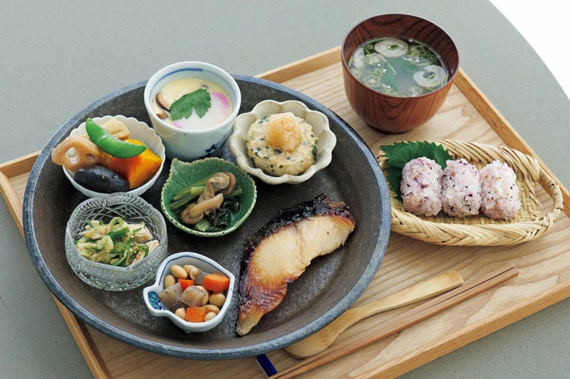 “生前整理で”小さな暮らしへ, 1：ものを選ぶ基準は実用性があるかどうかで考える, 2：収納スペースは常に7～8割にして余白をつくる, 3：日用品の定位置を決めて余計なものを買わない