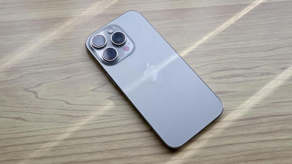 iPhoneとPixelの、言語化しにくい体験の違い, 2社の異なる理念：人々の生活を良くしたいAppleと、情報を整理したいGoogle, 企業理念が反映された、それぞれの個性的なスマホ体験, そのスマホが目指す体験に遡ると、自分にピッタリが見えてくる