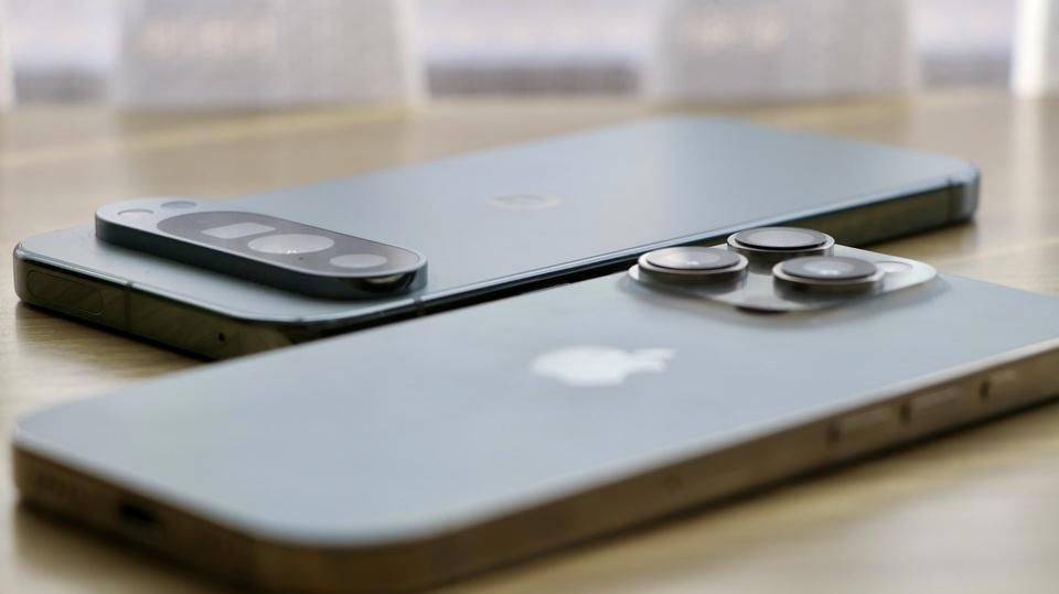 iPhoneとPixelの、言語化しにくい体験の違い, 2社の異なる理念：人々の生活を良くしたいAppleと、情報を整理したいGoogle, 企業理念が反映された、それぞれの個性的なスマホ体験, そのスマホが目指す体験に遡ると、自分にピッタリが見えてくる