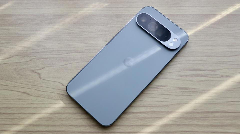 iPhoneとPixelの、言語化しにくい体験の違い, 2社の異なる理念：人々の生活を良くしたいAppleと、情報を整理したいGoogle, 企業理念が反映された、それぞれの個性的なスマホ体験, そのスマホが目指す体験に遡ると、自分にピッタリが見えてくる