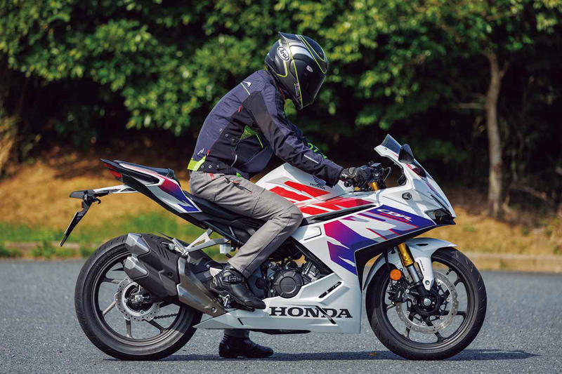 ホンダ「CBR250RR」インプレ（太田安治）, ホンダ「CBR250RR」カラー・人気投票, ホンダ「CBR250RR」ライディングポジション・足つき性, ホンダ「CBR250RR」各部装備・ディテール解説, ホンダ「CBR250RR」主なスペック・燃費・製造国・価格