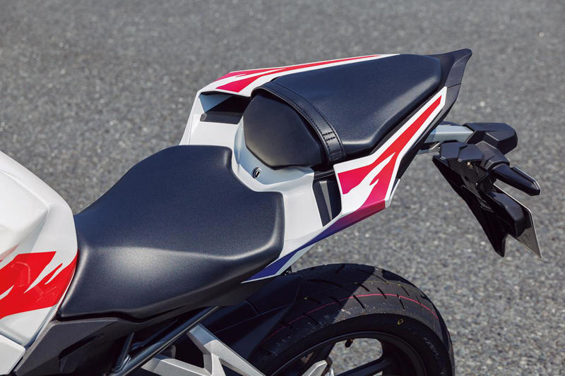 ホンダ「CBR250RR」インプレ（太田安治）, ホンダ「CBR250RR」カラー・人気投票, ホンダ「CBR250RR」ライディングポジション・足つき性, ホンダ「CBR250RR」各部装備・ディテール解説, ホンダ「CBR250RR」主なスペック・燃費・製造国・価格