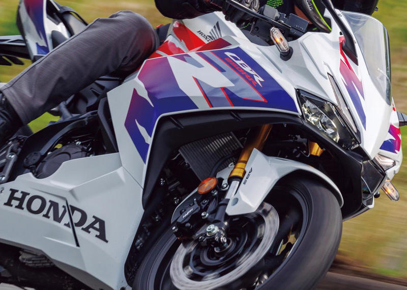 ホンダ「CBR250RR」インプレ（太田安治）, ホンダ「CBR250RR」カラー・人気投票, ホンダ「CBR250RR」ライディングポジション・足つき性, ホンダ「CBR250RR」各部装備・ディテール解説, ホンダ「CBR250RR」主なスペック・燃費・製造国・価格