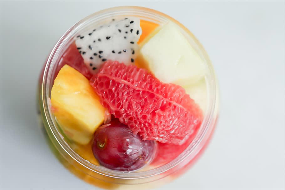 レトロなリボンと包装紙にときめく「フルーツポンチ」, フルーツを毎朝市場で厳選！胸が高鳴る断面美, ジューシーな果肉にうっとり。ヨーグルトでのアレンジも, 近江屋洋菓子店のフルーツポンチで、心和むひとときを