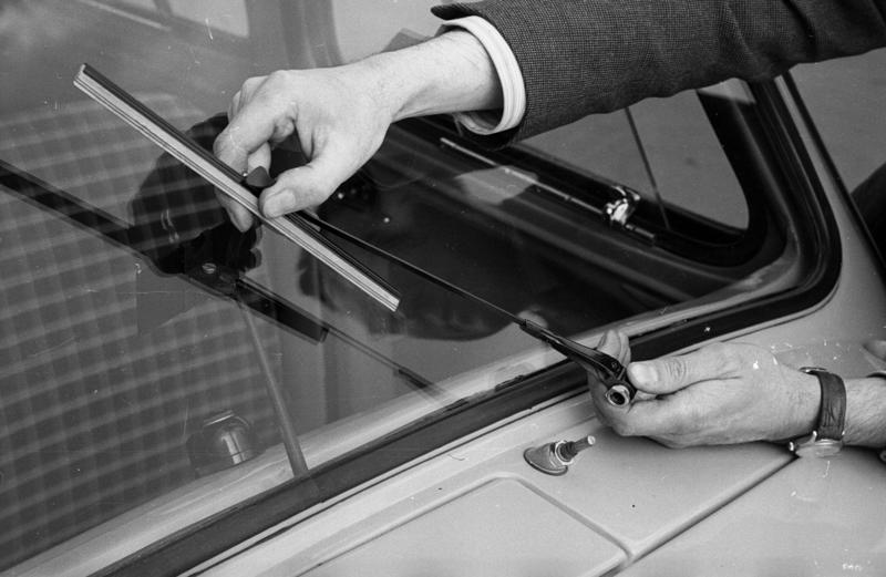 Intermittent windshield wipers