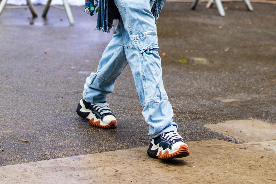 カットオフしたデニムに代わって、洗練されたシルエットのショートパンツが流行, マイクロサングラスはクローゼットの奥へ, ロゴだらけの時代はもう終わり, 厚底スニーカーではなく、薄底のスニーカーが主役に, タイトなデニムジャケットは物足りない, ネオンカラーからナチュラルなアースカラーにシフト, コールドショルダートップスからは卒業して, 手入れが難しい生地の服の人気は落ちている, 定番のバレエシューズは飽きられている, ウルトラタイトジーンズは流行らない
