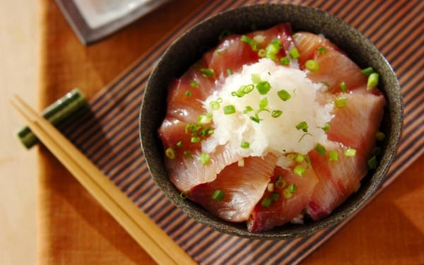 マグロとアボカドのハワイ風アヒポキ丼, ぶり漬け丼 大根おろし添え, 漬けカツオのサッパリおろし丼, サーモンの韓国風漬け丼, ホタテのゴマ漬け丼