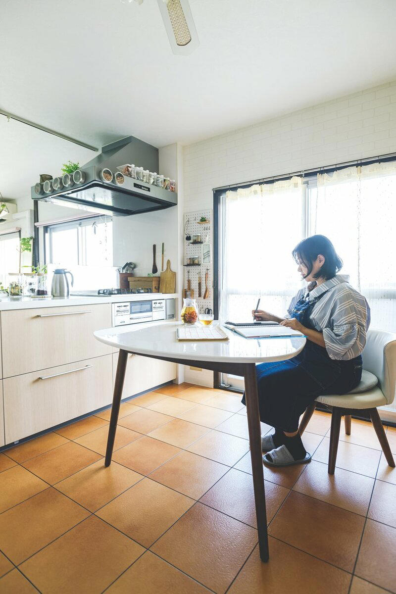 家事はすべてキッチンで完結。暮らすための小さな工夫, 1：出番の多い調理器具は有孔ボードにつり下げ！, 2：大きなダイニングテーブルを書斎として活用, 3：掃除グッズもキッチンに収納。気になったらサッと取り出せる
