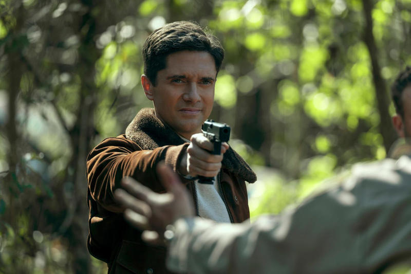 9) Topher Grace as Grady 1) Holt McCallany as Harlan Buckley, 2) Maria Bello as Belle Buckley, 3) Jake Weary as Cane Buckley, 4) Danielle Campbell as Peyton Buckley, 5) Melissa Benoist as Bree Buckley, 6) Brady Hepner as Diller Hopkins, 7) Rafael L. Silva as Shawn West, 8) Humberly González as Jenna Tate, 9) Topher Grace as Grady