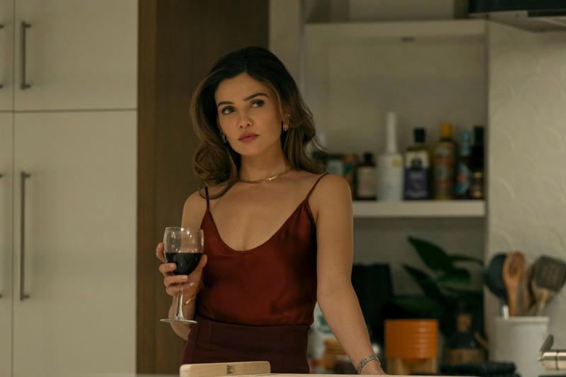 4) Danielle Campbell as Peyton Buckley 1) Holt McCallany as Harlan Buckley, 2) Maria Bello as Belle Buckley, 3) Jake Weary as Cane Buckley, 4) Danielle Campbell as Peyton Buckley, 5) Melissa Benoist as Bree Buckley, 6) Brady Hepner as Diller Hopkins, 7) Rafael L. Silva as Shawn West, 8) Humberly González as Jenna Tate, 9) Topher Grace as Grady