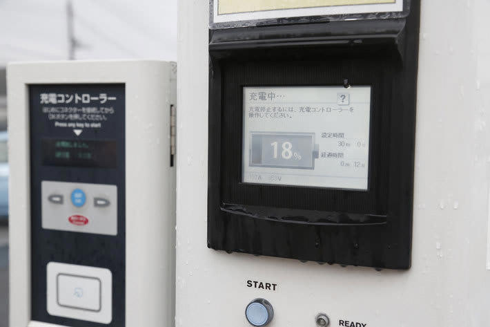 EV購入の最大の壁「航続距離の不安」は過去の話になるのか？, 初代リーフの「電欠問題」が中古車価格を暴落させた衝撃, 新型リーフ、航続距離は600km超え！ バッテリー技術の驚異的な進化とは？, 航続距離の不安は解消！ しかし、新型リーフの価格は高騰する？, 新型リーフだけじゃない！ 日産のEV戦略に期待される「マイクラ」の日本導入