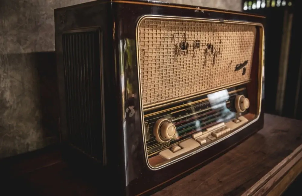 #24: Transistor Radio #1: 8-Track Tapes, #3: Electric Fondue Sets, #4: The Presto Hot Dogger, #6: TV Dinners, #7: Conversation Pits, #9: Atari Consoles, #10: Wall-Mounted Telephones, #12: Wood-Frame Furniture, #13: Crock Pots, #15: Sea Monkeys, #16: Bulky TV Sets, #18: TV Dinner Tray Tables, #19: Photo Booths, #21: View-Master, #22: Pac-Man Arcade Machines, #24: Transistor Radio, #25: Tiger Beat Magazine, #27: Polaroid Cameras, #28: Clackers, #30: Platform Shoes, #31: Colorful Tupperware, #33: A Pair of Roller Skates for Each Member of the House, #34: Fisher-Price Toys