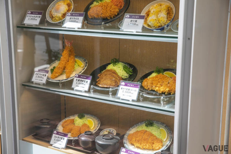 もうすぐ100周年を迎える老舗, 豚肉の脂の旨みをしっかり感じる「ロースカツ定食」, この形になったのは梅林が最初！「ヒレカツ定食」, 玉子で閉じた上に半熟の玉子がのってとろとろ感アップ！「スペシャルカツ丼」