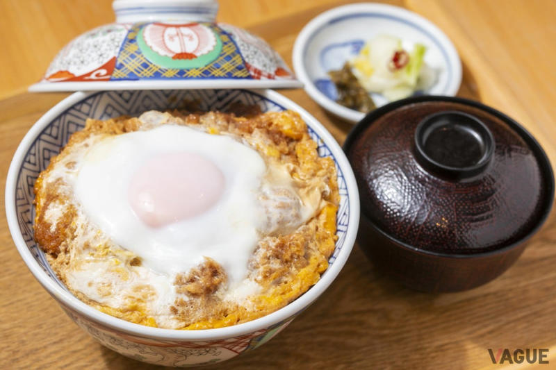 もうすぐ100周年を迎える老舗, 豚肉の脂の旨みをしっかり感じる「ロースカツ定食」, この形になったのは梅林が最初！「ヒレカツ定食」, 玉子で閉じた上に半熟の玉子がのってとろとろ感アップ！「スペシャルカツ丼」