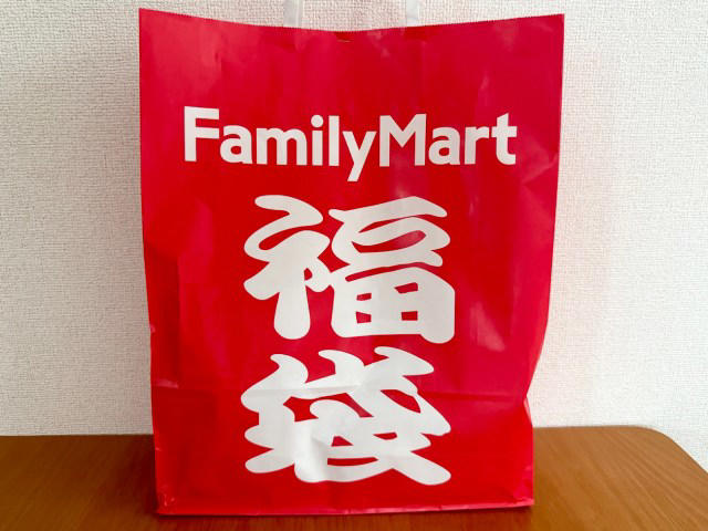 ・ファミマの福袋, ・店舗独自のセレクト, ・ファミマのリニューアル記念福袋（500円）の中身, ・大当たりではないけれども, ・あることに気づく