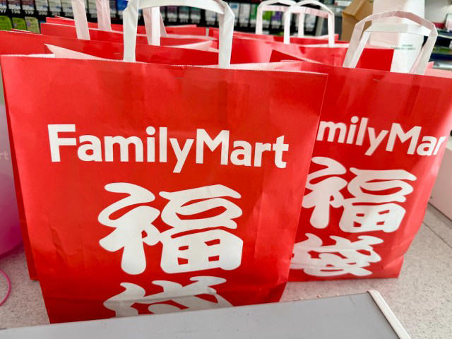 ・ファミマの福袋, ・店舗独自のセレクト, ・ファミマのリニューアル記念福袋（500円）の中身, ・大当たりではないけれども, ・あることに気づく
