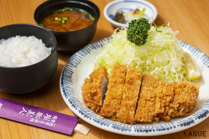 もうすぐ100周年を迎える老舗, 豚肉の脂の旨みをしっかり感じる「ロースカツ定食」, この形になったのは梅林が最初！「ヒレカツ定食」, 玉子で閉じた上に半熟の玉子がのってとろとろ感アップ！「スペシャルカツ丼」