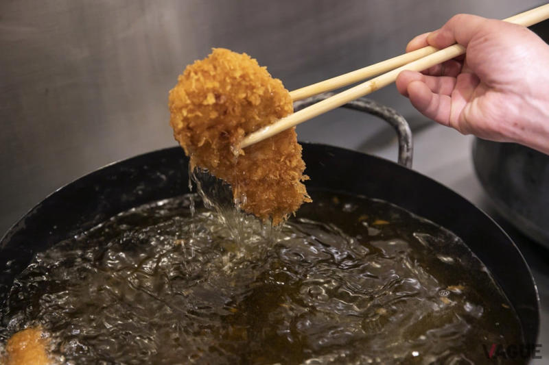もうすぐ100周年を迎える老舗, 豚肉の脂の旨みをしっかり感じる「ロースカツ定食」, この形になったのは梅林が最初！「ヒレカツ定食」, 玉子で閉じた上に半熟の玉子がのってとろとろ感アップ！「スペシャルカツ丼」