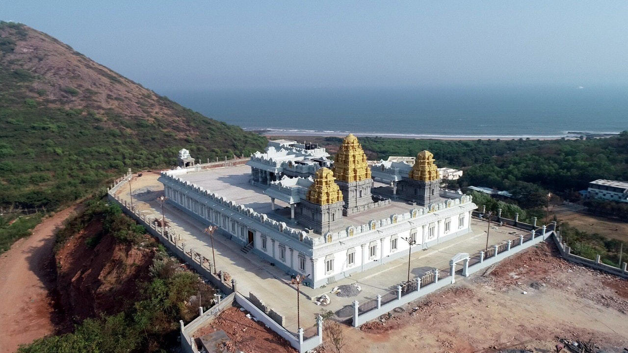 No. 1 Tirumala Tirupati Venkateswara Temple, Andhra Pradesh | Nestled in the Tirumala Hills, this temple is among the wealthiest religious sites globally, with an estimated value of ₹3 lakh crore. It welcomes nearly 50,000 pilgrims each day and earns an annual revenue of approximately ₹1,400 crore through offerings, gold, and other valuable contributions. (Image: Shutterstock)