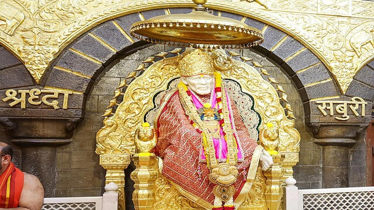 No 5. Shirdi Sai Baba Temple, Maharashtra | Located around 296 km from Mumbai, this temple sees around 25,000 devotees each day. Established in 1922, it garnered donations of over ₹400 crore in 2022. The temple also operates two hospitals and offers free meals to thousands of pilgrims daily. (Image: Wikimedia Commons)