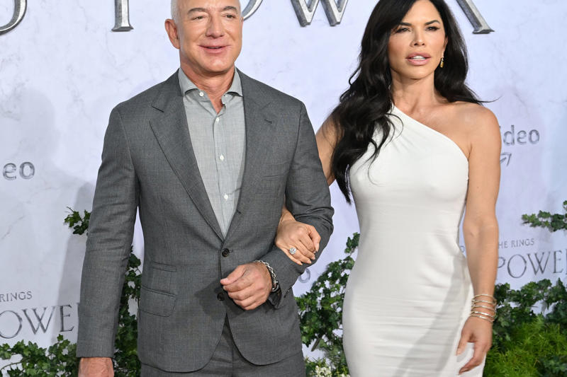 No 'Space' for Bezos Bezos' wedding takes a turn, Venice vs. Bezos, Wedding plans, The most difficult life for the locals, Yachts are an environmental threat, No 'Space' for Bezos, His yacht will not enter Venice, He will stay in another country, An extravagant arrival on an island, A 'modest' arrival at her wedding, A safe island, It's not a giant wedding, The local government in favor of Bezos, Bezos's gift, No gifts for the ceremony, Several organizations have joined, Greenpeace also stated, Against the exploitation of the city, The alleged ceremony, Bezos will not be coming to church, Call attention to a broader problem