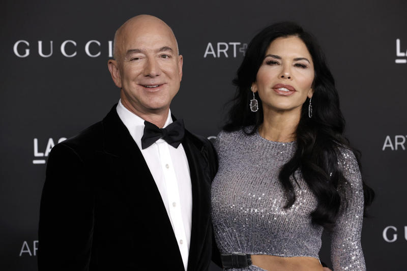 Bezos's gift Bezos' wedding takes a turn, Venice vs. Bezos, Wedding plans, The most difficult life for the locals, Yachts are an environmental threat, No 'Space' for Bezos, His yacht will not enter Venice, He will stay in another country, An extravagant arrival on an island, A 'modest' arrival at her wedding, A safe island, It's not a giant wedding, The local government in favor of Bezos, Bezos's gift, No gifts for the ceremony, Several organizations have joined, Greenpeace also stated, Against the exploitation of the city, The alleged ceremony, Bezos will not be coming to church, Call attention to a broader problem