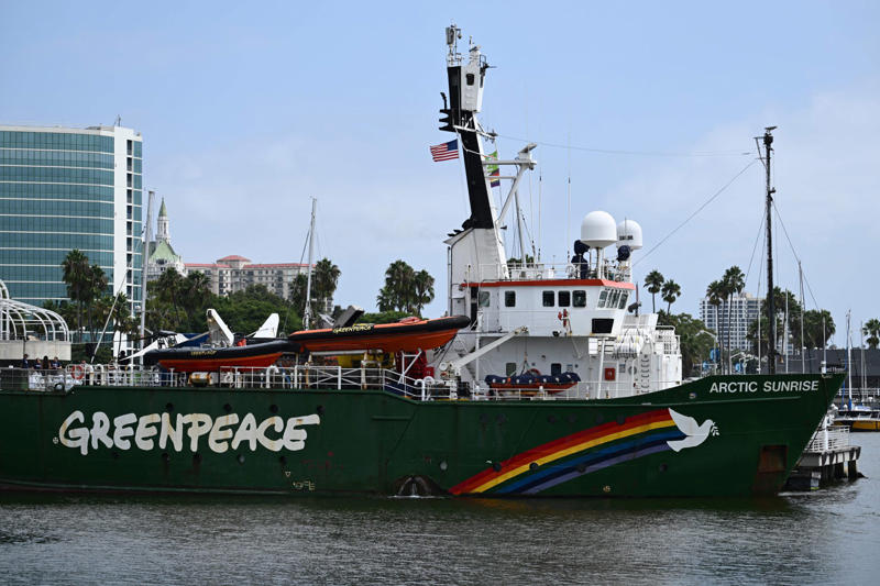 Greenpeace also stated Bezos' wedding takes a turn, Venice vs. Bezos, Wedding plans, The most difficult life for the locals, Yachts are an environmental threat, No 'Space' for Bezos, His yacht will not enter Venice, He will stay in another country, An extravagant arrival on an island, A 'modest' arrival at her wedding, A safe island, It's not a giant wedding, The local government in favor of Bezos, Bezos's gift, No gifts for the ceremony, Several organizations have joined, Greenpeace also stated, Against the exploitation of the city, The alleged ceremony, Bezos will not be coming to church, Call attention to a broader problem