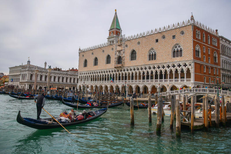 The local government in favor of Bezos Bezos' wedding takes a turn, Venice vs. Bezos, Wedding plans, The most difficult life for the locals, Yachts are an environmental threat, No 'Space' for Bezos, His yacht will not enter Venice, He will stay in another country, An extravagant arrival on an island, A 'modest' arrival at her wedding, A safe island, It's not a giant wedding, The local government in favor of Bezos, Bezos's gift, No gifts for the ceremony, Several organizations have joined, Greenpeace also stated, Against the exploitation of the city, The alleged ceremony, Bezos will not be coming to church, Call attention to a broader problem